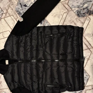 Moncler cardigan till salu - Hej jag säljer min moncler cardigan eftersom den är lite för stor på mig och jag har aldrig använt den jag har bara använt den för att testa och den kommer med Scan och papper och allt annat skriv gärna för bud men annars så är det 2100kr som gäller !!