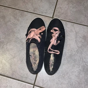 Odd Molly skor - Sneakers i storlek 38 från Odd Molly. Helt oanvända. Mörkgrå med rosa snören och fina detaljer. Nypris 1500, säljer för 450💗