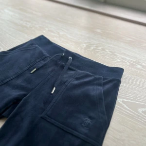 juicy byxor - jag säljer nu mina super fina juicy byxor, knappt använda så de är i superbra skick. st XS, om ni har några frågor eller vill ha fler bilder är de bara att skriva🥰💕