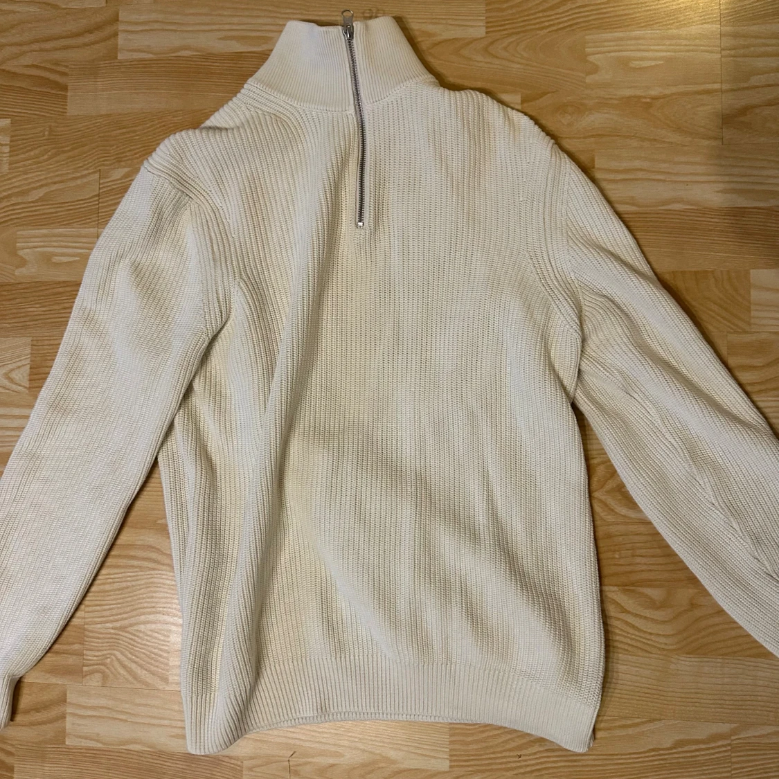 Vit stickad polotröja med half zip