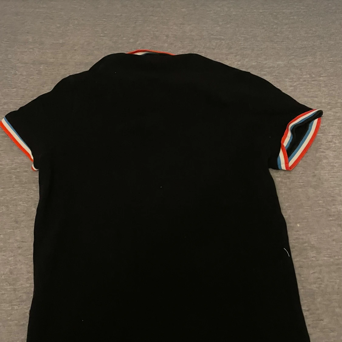 Svart Lacoste piké med färgglada detaljer - 3