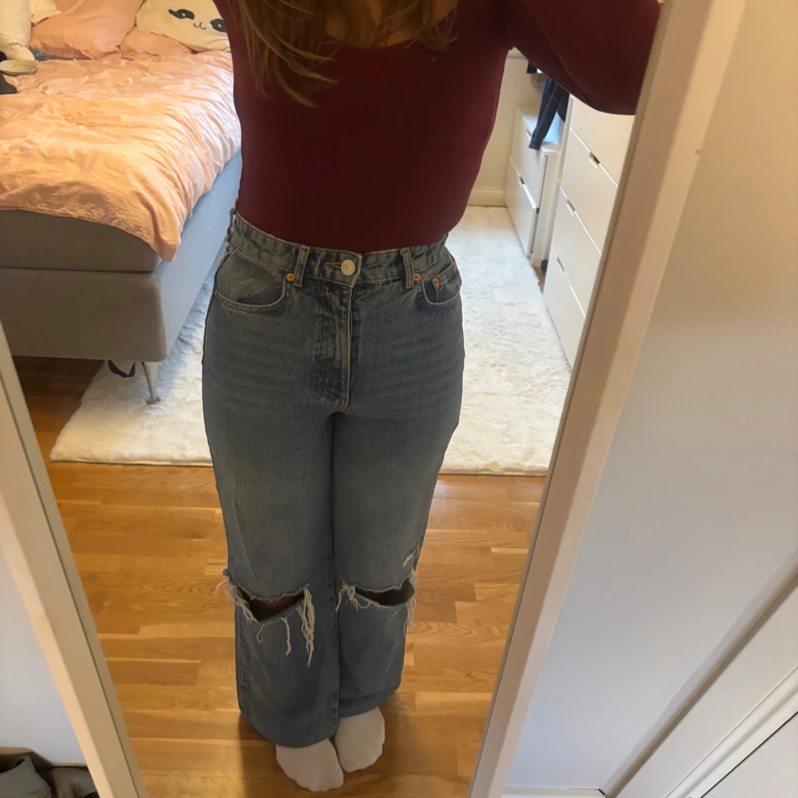 Blå jeans med hål vid knäna från Gina