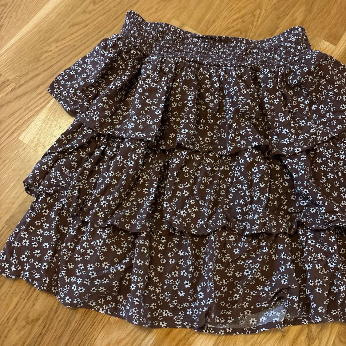 Brun blommig volangkjol