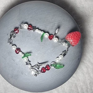 Pärlarmband med jordgubbsberlock - .