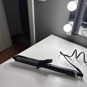 ghd Curve Classic Curl Tong - ghd Soft Curl Tong locktång i mycket fint skick. Använd ett fåtal gånger. Nypris 2299kr