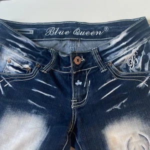 Lowwaist jeans med coola detaljer - Unika blå jeans från Blue Queen ★ köpta från plick för 900kr 🩷 Stretchigt material, sitter skönt. Knappen sitter lite löst men fungerar fortfarande. Innerbenslängd: 80cm Midjemått tvärs över: 26cm