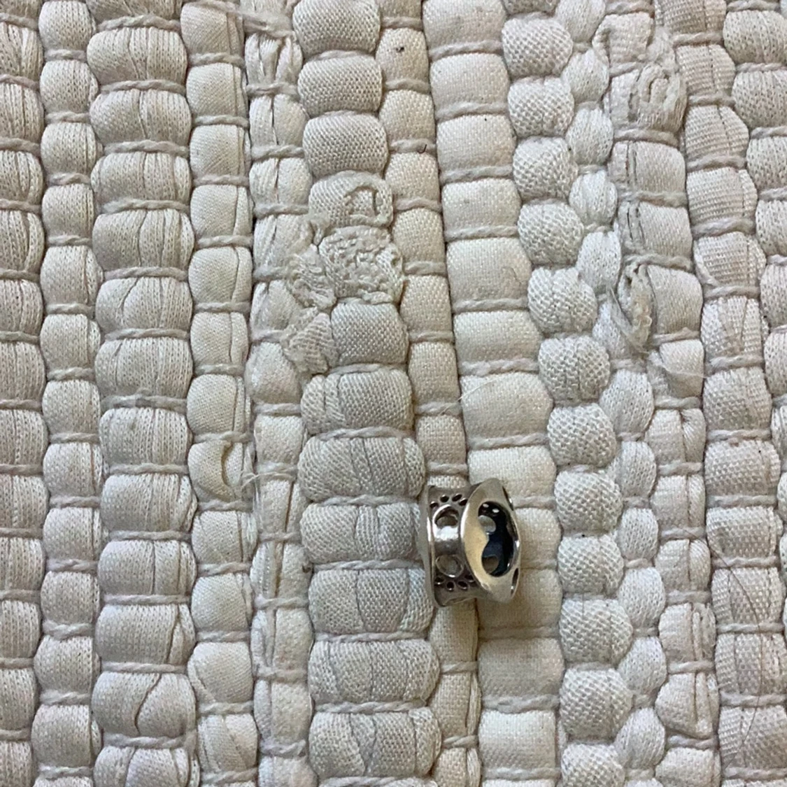 Silverfärgad berlock med tassmotiv - 2