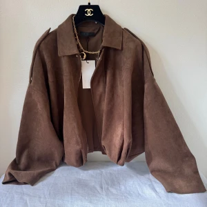 Zara Brun Fusk Mocka Jacka Bomberjacka Bomber Jacka - Brun fusk mocka bomberjacka fr Zara. Stl S. helt ny 