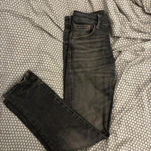 Jack & Jones jeans - Grå jack & Jones jeans i passform straight/slim, byxorna är i mycket bra skick och väldigt sköna. Hör av dig vid minsta lilla fundering. Storlek w29 L30