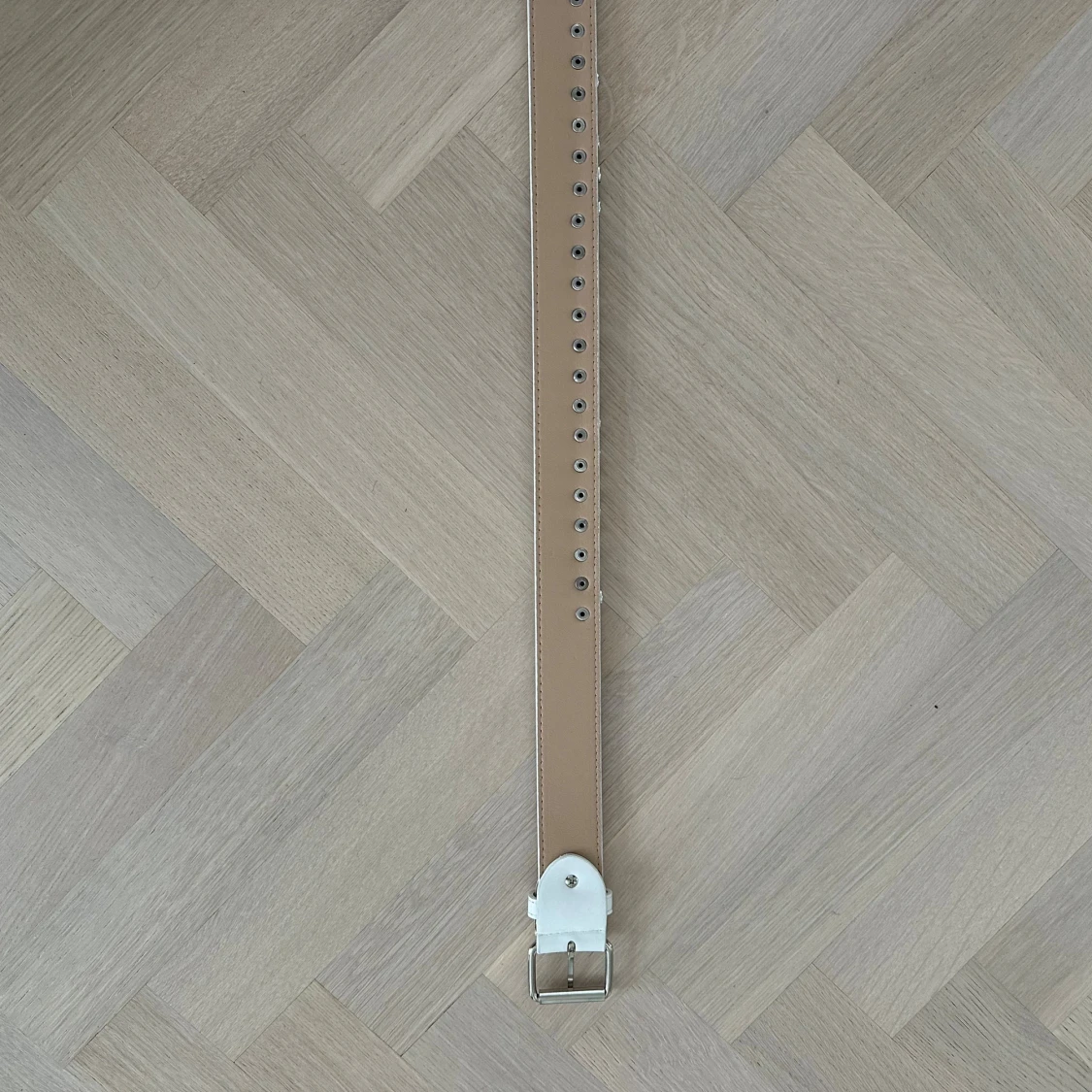 Vitt bälte med silvriga nitar - 3