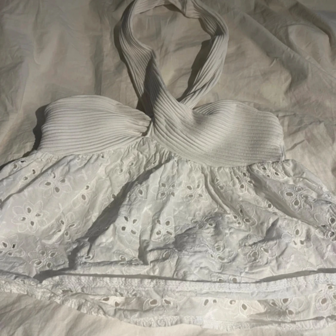 Vit halterneck topp med broderi