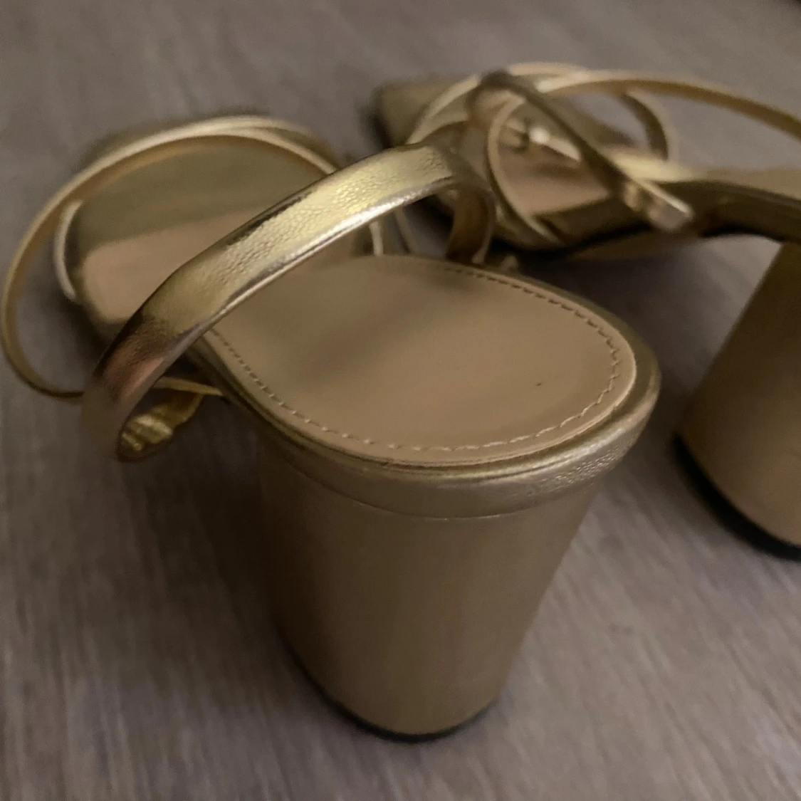 Guldiga sandaler med klack och remmar - 2