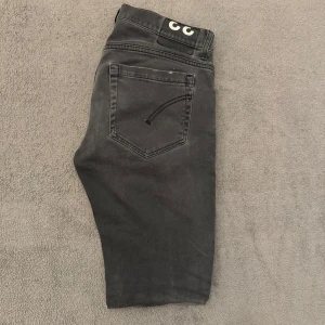 Dondup George svartgrå med slitningar storlek 33 - Tvärfeta svartgrå Dondup George | Storlek 33 | skick 9,5/10 inga defekter, de slitningar som syns är produktions slitningar | vi postar alltid inom 24 timmar, ofta inom 60 min | skriv för fler bilder eller om du har någon fråga, vi kan ej skicka bild med jeansen på då det inte är rätt storlek