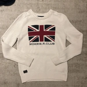 Stickad Morris tröja  - Tjena, säljare den tröjan pga att jag har växt ur den😥. Tröjan har inga fläckar eller skador🤩. Priset är inte satt. Hör av vid minsta fundering mvh Lias. 