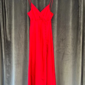 Röd klänning från Zara - Jättefin röd klänning från Zara. I storlek 38. Använd ett fåtal gånger, o nyskick!