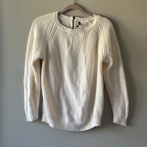 Vit stickad tröja från Freequent XS - Snygg vit stickad tröja från Freequent i storlek XS. 