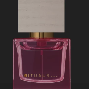 Trendig parfym från Rituals - Snygg parfym från Rituals i en modern flaska med rosa toner. Perfekt för dig som vill sticka ut och addera en exklusiv touch till din stil.