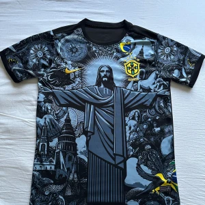 Brasilien fotbollströja  - En riktigt bekväm brasilien fotbollströja. Märket i kragen och märket där bak är slitet pga mycket i tvätten. Annars är tröjan i bra skick.