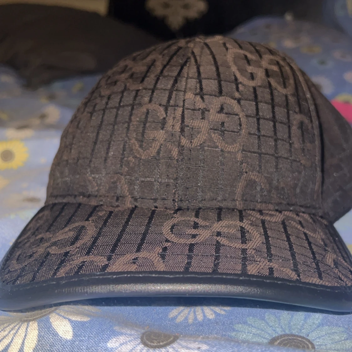 Svart keps med GG-mönster