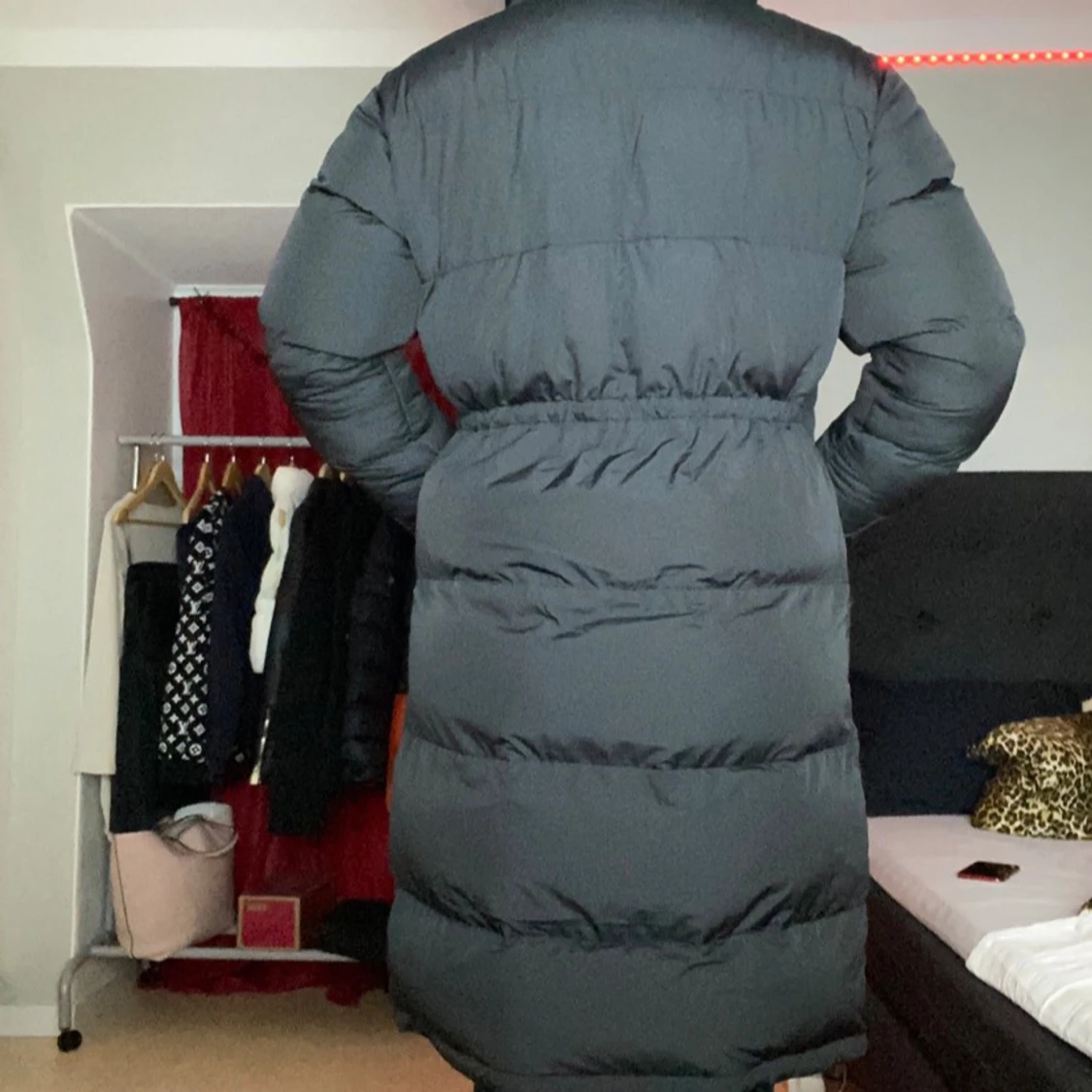 Svart lång pufferjacka med fickor