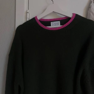 Stickad grön tröja Chloé Schuterman - SÖKER DENNA TRÖJA!! Hör även av er om ni har nån annan city sweater som ni kan tänka er att sälja!! Är villig att betala ett bra pris🙏🏼🙏🏼.