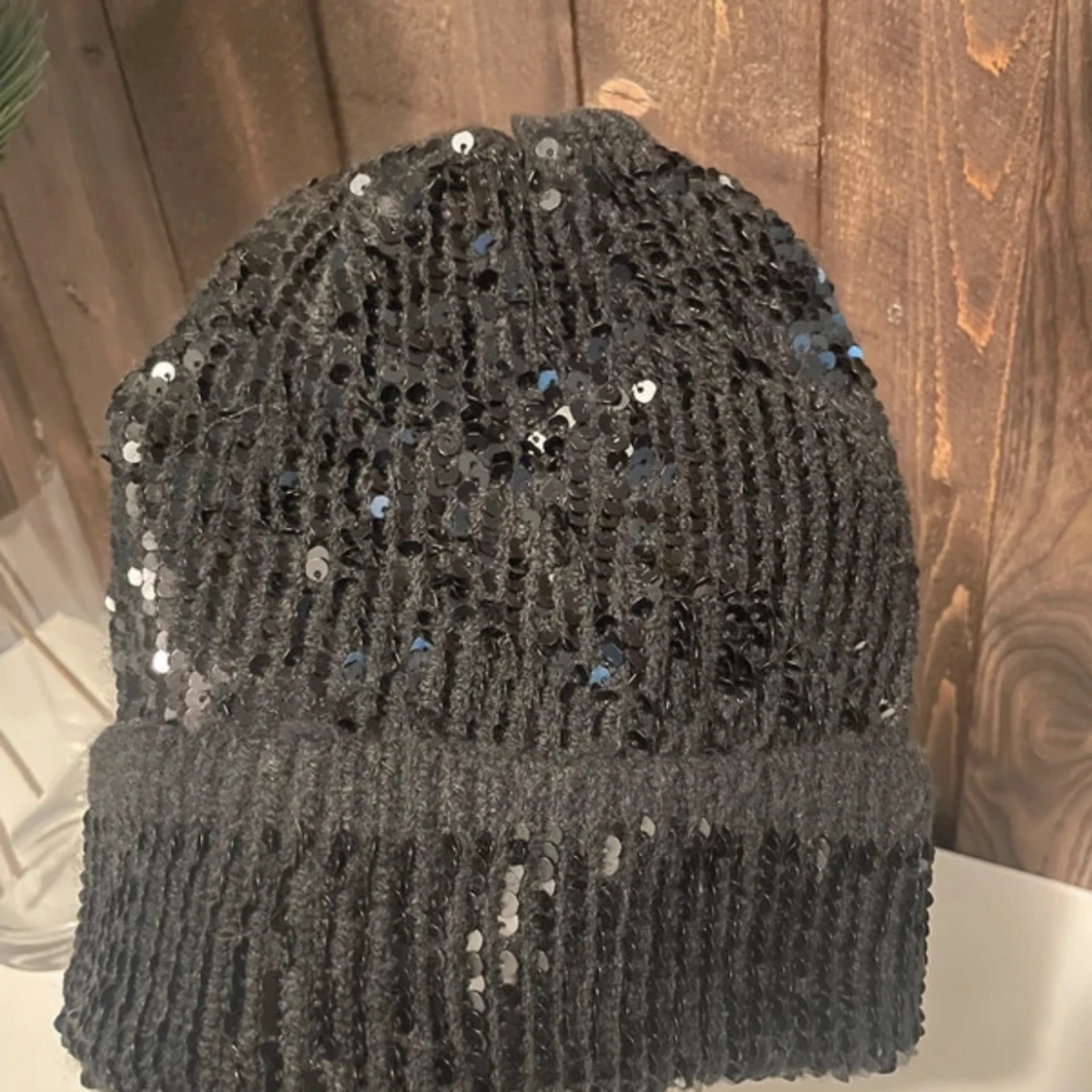 Svart mössa med paljetter - 1