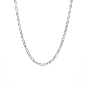 Kedjehalsband - 5mm Silver - Information:  Material: 316L kirurgiskt rostfritt stål  Design: Klassiskt Kedjehalsband Lås: Säker och elegant låsmekanism Längd: 50 cm. Detta kedjehalsband i silver är tillverkat av högkvalitativt 316L rostfritt stål, även känt som kirurgiskt stål. Det är designat för att tåla svett, dusch och bad, vilket gör det perfekt för daglig användning. Halsbandet behåller sin fina silverglans över tid utan att mattas av.🤝