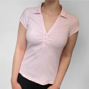 Pikétopp - Super fin pikétopp från H&M i storlek XS! Bra sick. Köparen står för frakten men kan även mötas upp i Uppsala, Knivsta eller Sigtuna. Tveka inte att fråga mig om något! 🌸