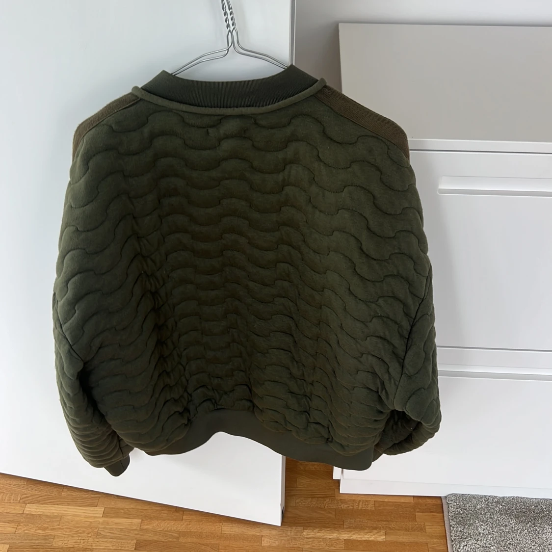 Grön quiltad bomberjacka från Zara - 1