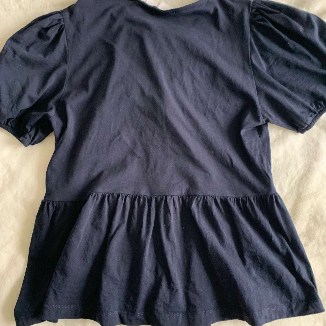 Mörkblå blus med knyt och volang - 1