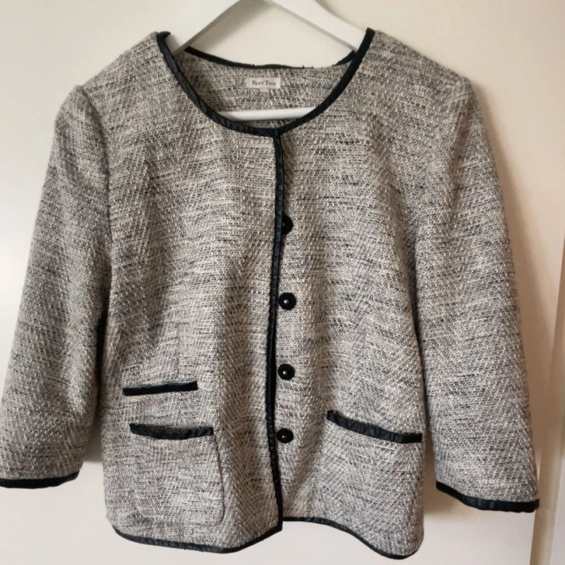 Grå kavaj med svarta detaljer - 4