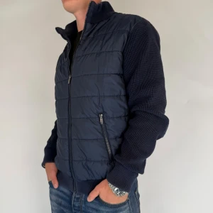 TCM Cardigan - Vi säljer nu denna riktigt snygga Cardigan i märket TCM! Den är i gott skick utan defekter, storlek är M. Modellen på bilden är 180cm 75kg. Skriv vid frågor och funderingar!