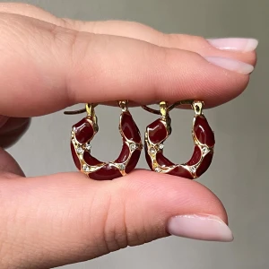 Örhängen  - Fina vinröda guldörhängen! Erbjuder 20% vid köp av 2 varor! 🫶🏼