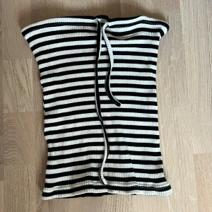 Randig tube topp - Randig tub topp med snörningar, från the vintage shop. Fin till både vardags och fest🫶