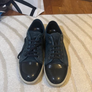 Landvin - Mörkblå/svarta landvins, i bra skick snöret på ena skon har gått av och liten märke längst fram på skon. Kommer med en dustbag också. Skriv om ni har några frågor tveka inte att höra av dig.