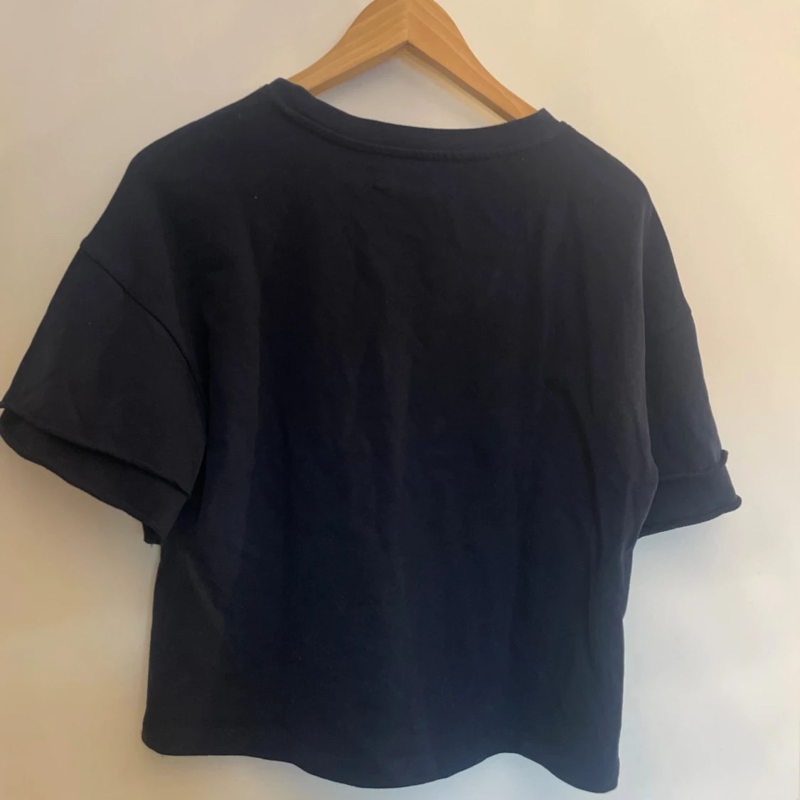 Mörkblå t-shirt - 1