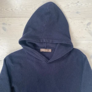 Oscar Jacobson kashmirhoodie - Sjukt snygg och fräsch kahsmirhoodie från Oscar Jacobson i mycket fint skick 🙌 Tröjan är i storlek M men passar mer som S/XS, skriv vid fråga 👍 