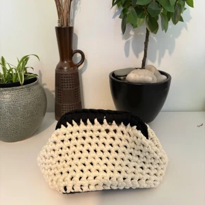 Handgjord virkad kuvertväska - Egenvirkad svart och vit clutch, kom privat för med detaljer 