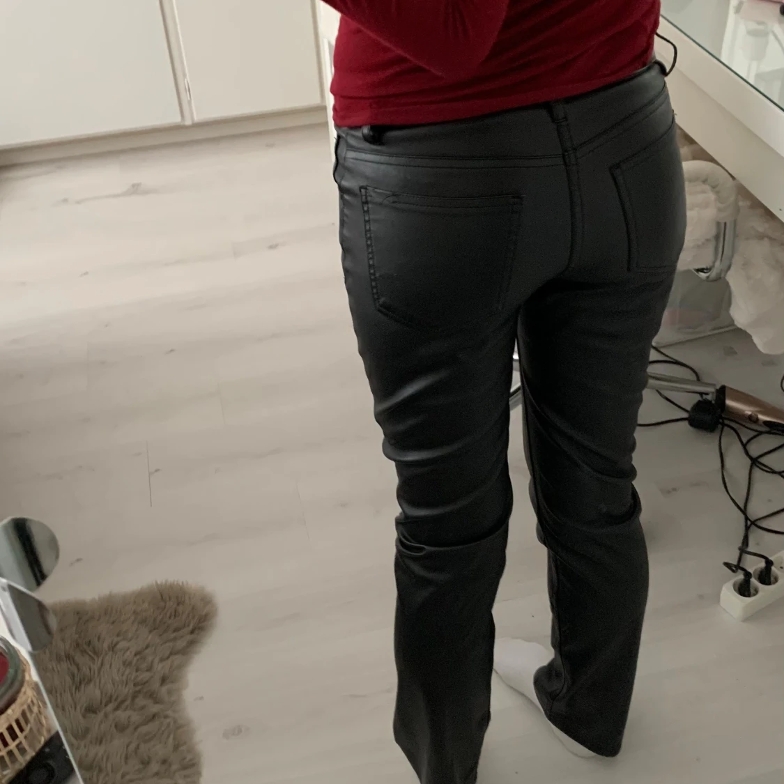 Svarta skinnbyxor från Bik Bok - 1