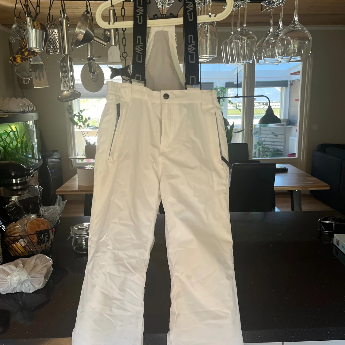 Vita täckbyxor från CMP med hängslen