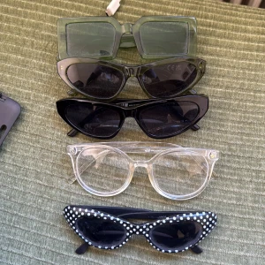 Solglasögon  - 50kr/st. Skriv vilka du vill ha! 1. svarta cat-eye med vita prickar. 2. Svarta cateye. 3. Gröna cateye. 4. Gröna square. 5. Genomskinliga. Endast använt de genomskinliga! De prickiga passar ett något mindre huvud. 