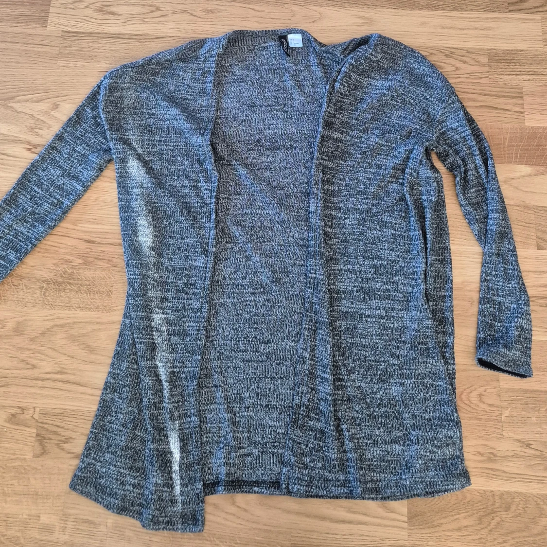 Grå lång kofta i stickat material