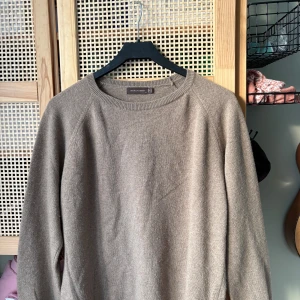 Stickad tröja  - Säljer denna stickade tröjan från Oscar Jacobsson i storleken M! Endast använd ett fåtal gånger så skicket är som nytt! 