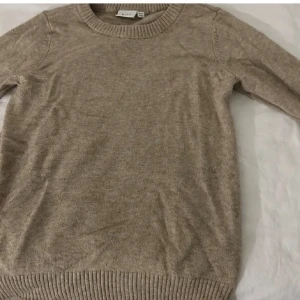Stickad tröja  - Beige stickad tröja som är helt ny, aldrig använd!!
