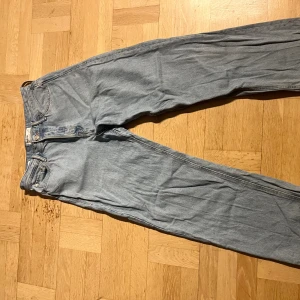 Baggy ljusblåa jeans  - Ljusblåa jeans ifrån Jack & Jones. De är baggy passform i storlek w30 l32