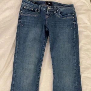 Ltb valerie jeans - Säljer dessa low waist bootcut jeans från Ltb (valerie) då dom inte kommer till användning använda fåtal gånger💕köpta för 800kr. Storlek 26/32 :) (skriv för fler bilder, dom är inte så mörka som dom ser ut där bak)