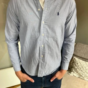 Ralph Lauren skjorta M - Säljer en fet skjorta från Ralph Lauren i storlek M, custom fit. Skriv vid minsta fråga!
