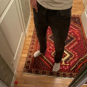 Jack and Jones - Säljer ett par riktigt feta jeans från Jack and Jones med slitningar. Skriv om du har några frågor eller funderingar!!!