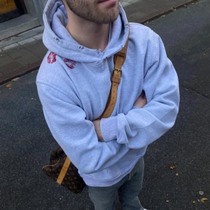 Kissed hoodie  - Sample hoodie, endast denna gjord. Magiskt material, 100% bomull. Sitter som en smäck 