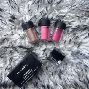 Oanvänd Mäc smink - Oanvända produkter från Mäc för totalt värde 1230kr  - 3 ögonskuggor (nypris 330:-st, 990:- tillsammans) - 1 liquid eyeliner (nypris 240:-) Pris kan diskuteras